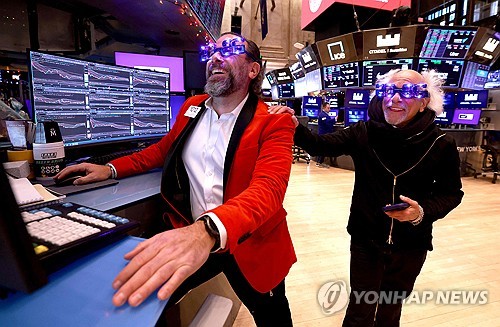 뉴욕증시 3년 연속 상승...S&P500 연간 16%↑ - 뉴스 썸네일 이미지