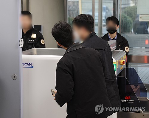 [속보] 검찰, '북한에 4차례 무인기' 대학원생 등 3명 기소