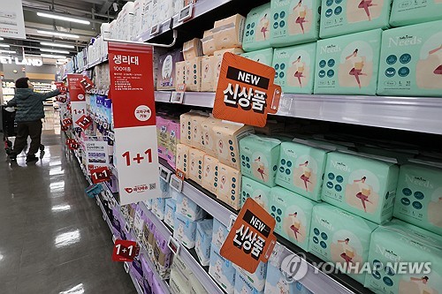 “5천원·동전 가격에 품절”…저가 생리대 불티, 유통가 확대