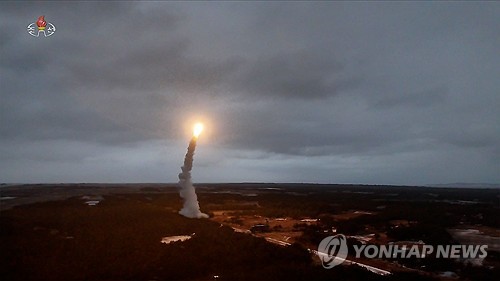 북, 이틀 연속 탄도미사일 발사…동해상으로 수 발 포착