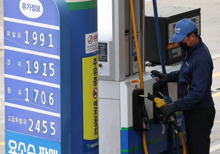 3차 최고가격제 첫 날…전국 휘발유 1,987원·경유 1,980원