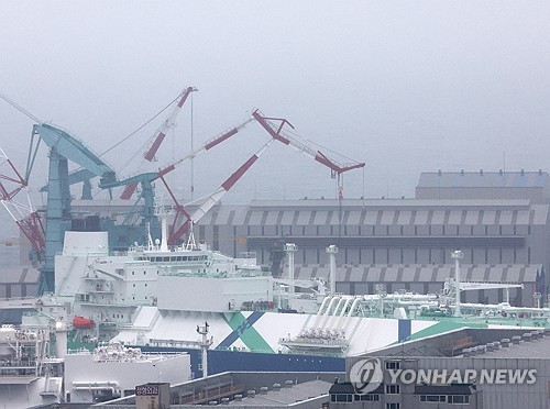 '잠수함 화재' 고립된 60대 근로자, 33시간만에 시신 수습