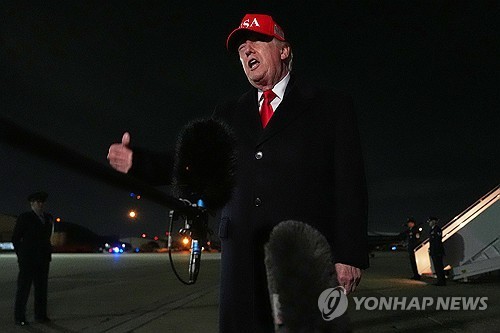 트럼프, 호르무즈 '역봉쇄' 발표에도 