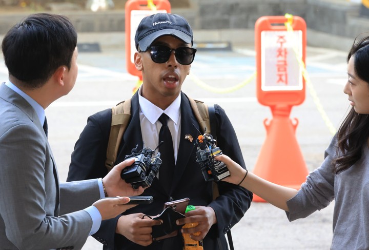 '소녀상 모욕·편의점 기행' 미국인 유튜버 징역 6개월…법정구속