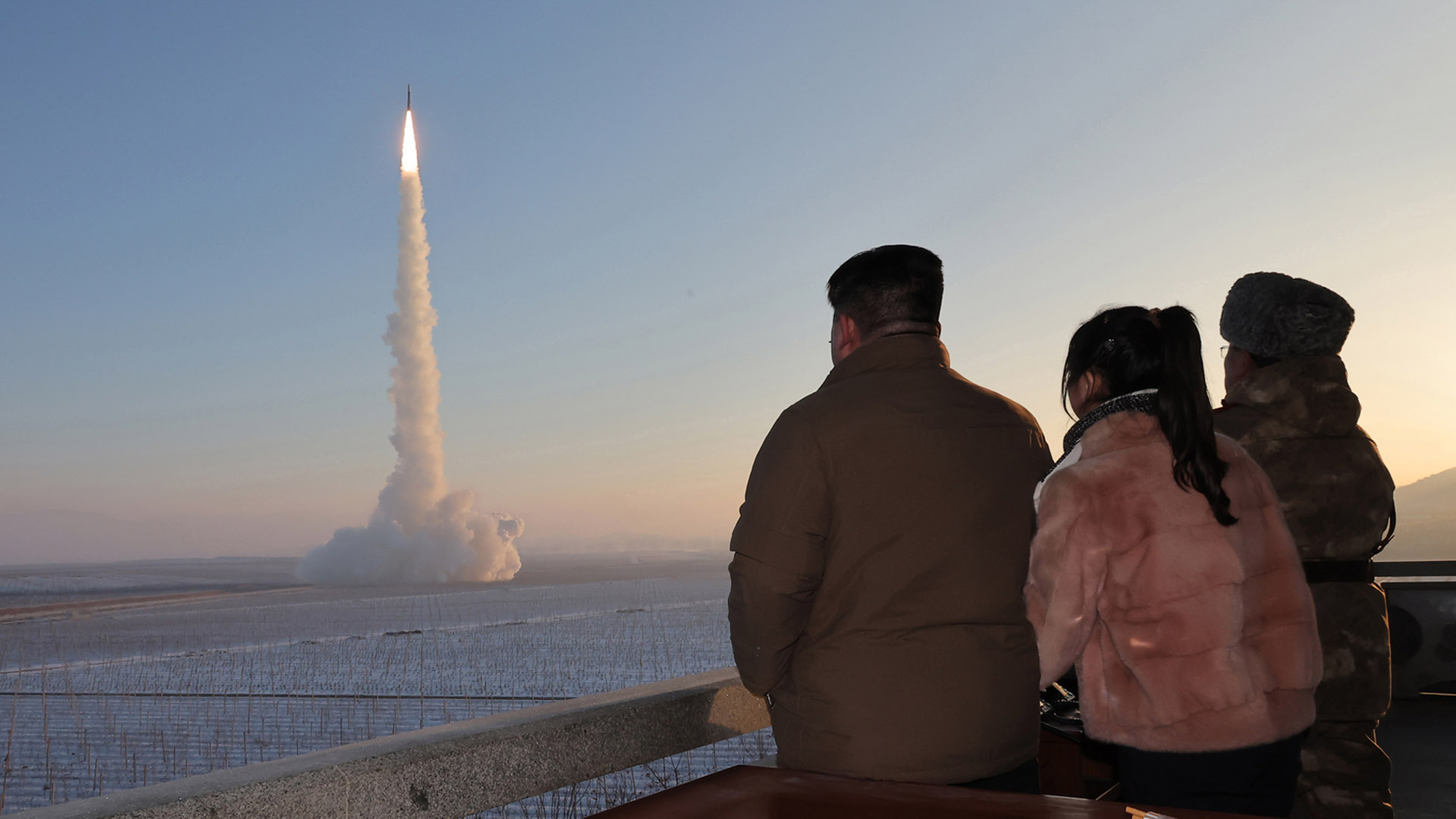 ҚХДР Оңтүстік Кореяға АҚШ қорғаныс министрі келген сәтте 10 зымыран ұшырды