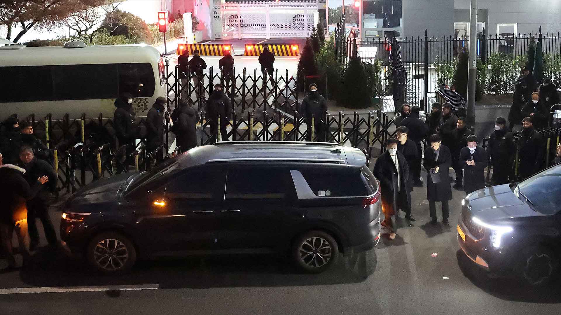 Оңтүстік Корея президенті Юнды ұстауға дайындалуда: Сеулдегі сарай маңында мыңдаған адам жиналды