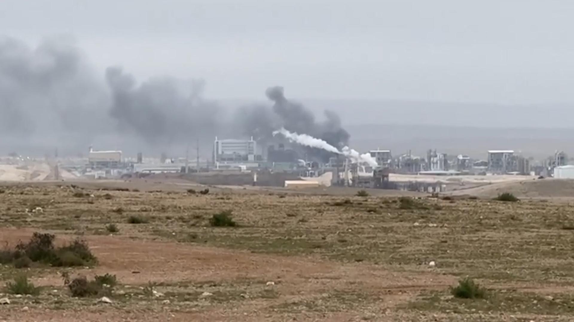 이란 미사일 파편에…이스라엘 공업지대 대형 화재