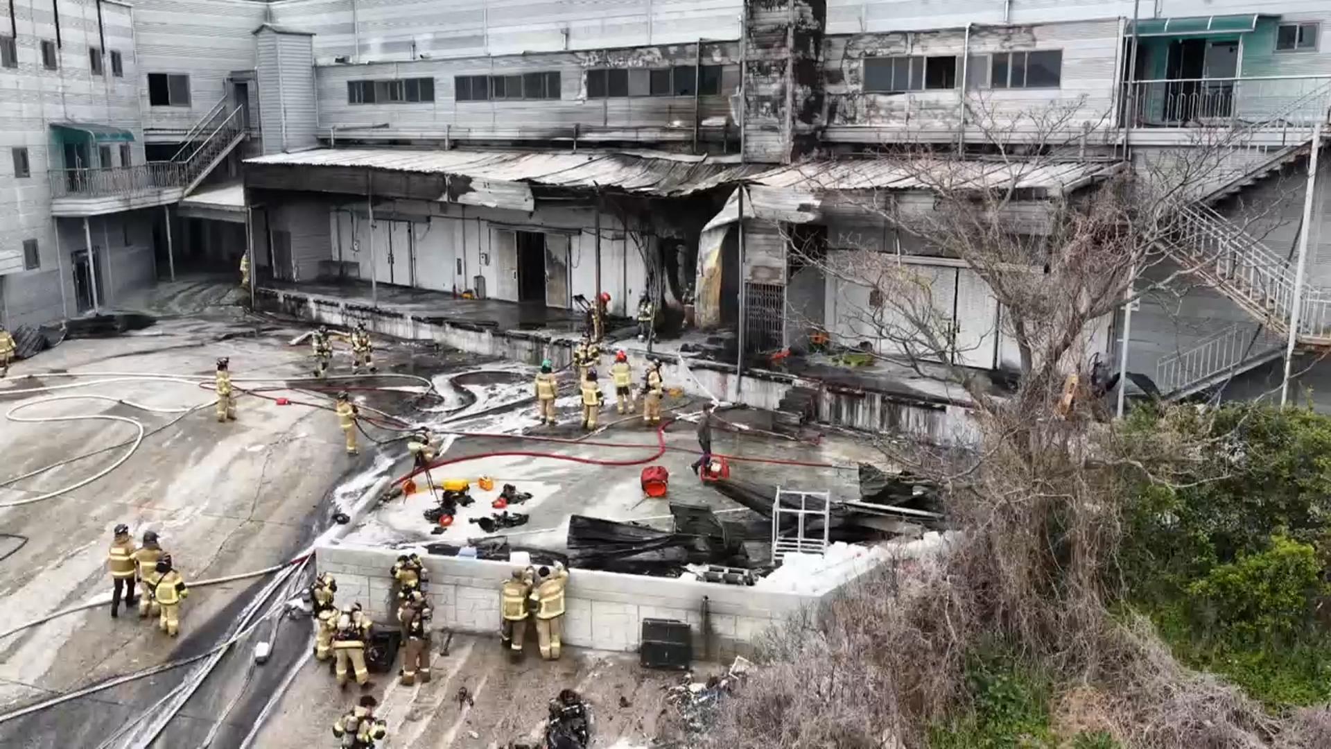 완도 창고 화재 현장서 소방대원 2명 참변